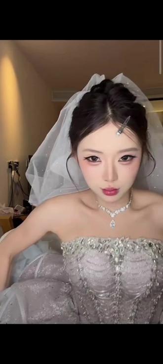 5月7日,#紫霖 助力#龙浩天妹妹 带货直播大获成功。第二天龙悦给紫霖准备了答谢礼物,结果接连几天都没在场外碰到OK哥……飞毛腿真是绕开流量跑……貌似两人互关了个寂寞……最终香水还是送到了,零食走之前再送吧,免得吃不消耽误今晚的告别舞《I need a girl》……
#社会百态 #情侣 #舞蹈
