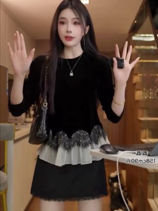 丝绒上衣 弹力收腰拼花边设计丝绒上衣#丝绒打底衫 #面料柔软舒适 #款式新颖时尚大方 #时尚洋气又百搭 #谁穿谁好看系列