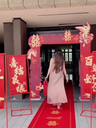 “人生自是有情痴,此恨不关风与月。”中式婚礼的浪漫,藏在每一处细节里。囍字高挂,红毯铺展,传统仪式感满满。#结婚路引 #中式路引 #路引指示牌 #婚礼指示牌 #小区门口指示牌