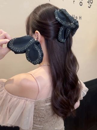 气质名媛风闪钻麦穗三角赫本抓夹,搭配什么发型都好看 不挑年龄、不挑人,夹的又稳又牢固 #美出高级感 #抓夹 #时尚饰品 #头饰发饰真的很加分