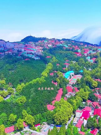 航拍庐山 《庐山恋》是中国第一部彩色宽银幕抒情风光片,创造了“爱情+山水”的全新电影类型,也是最早的“纯爱”类型片。#我为家乡代言 #庐山#航拍江西