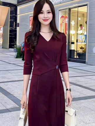 2025秋季新款樱桃红色V领收腰系带优雅时尚气质显瘦连衣裙#
