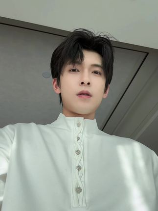 打底衫和打底衫,他能一样嘛!型男就得穿脱掉外套也好看的!设计感打底衫长袖T恤内搭#男生穿搭 #长袖打底衫 #ootd穿搭 #内搭外穿都好看 #今天穿什么