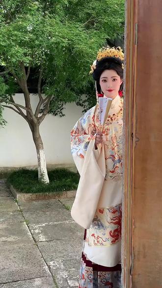 在柯桥看到穿蟒袍的模特了吗 感谢吉元@吉元裳织 和众歌纺织,各位老师筹备的秀场真是太美丽了……每一件新品都戳到我了,走了一趟回去种草了好多(列清单)。
一个迟来的repo!
掌柜给我分了山海云音!太美丽了呜呜呜我一直想穿这个!过年那会想买结果没抢到现货(T▽T)
认识了好多新朋友,也和列表美美集邮。
你怎么知道我扩到了桃莞老师哈哈哈哈哈哈哈。
跟漂亮的同好们走秀简直是享受……香迷糊了(ʃƪ^3^)
#汉服 #古风 #国风古韵 #明制汉服 #时装周