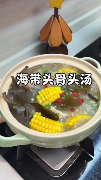 这个海带头啊,它都是精选优质的海带,取他们的根部,这样炖出来的汤味道特别鲜美,而且非常营养健康。像这样的一包啊,足足有一斤重,可以吃很久呢!用温水浸泡半小时之后,拿来煲个汤或者凉拌一下都可以。家里有老人小孩的一定要多吃一点,喜欢的朋友赶紧下单吧!