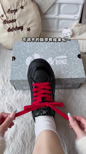 ✨轻松学会可调节的鞋带
黑闪红底大魔王板鞋也太炸街了吧!❗️
配色高级又吸睛👀可调节鞋轻松脱鞋🫧
简单又方便,快一起学起来吧~
#顽刻 #鞋带系法 #花样系鞋带 #鞋带这样系 #顽刻滑板鞋 @抖音小助手 @DOU+小助手