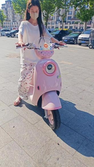 雅迪麦芒颜值实力派 雅迪麦芒是一款主打女性通勤、高颜值、高性价比的电动车#雅迪电动车 #麦芒 #代步神车#总有一款适合你