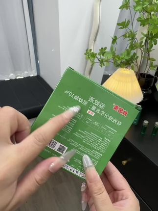 是谁夏天出门还在用花露水?我现在都用贝因美的这个驱蚊喷雾,它里面可是有百分之十的驱蚊纸,既能有效驱蚊,又温和到能直接用于面部,而且还是八小时超长待机防护。不同于刺鼻的普通花露水,它带着清新淡雅的白花香,关键在口红大小,带出门随。是补喷超方便的,现在一个正装加两个替换装才九点九,就是库存不多,刷到的姐妹闭眼冲就对了。