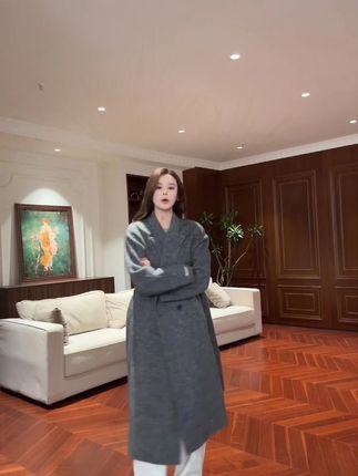 绵阳毛大衣时尚减龄,女神范#秦磊 #高级感穿搭 #女神穿搭 #绵羊毛大衣 #精致穿搭