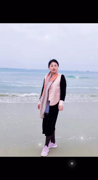 #感悟人生 这些年,真正替我撑腰的不是别人的施舍与怜悯,而是骨子里争强好胜从不服输的自己。我早就明白,能从人生的暴雨里走出来的人,靠的从来不是那把可有可无的雨伞。而是那份打不倒压不垮的倔强精神,我要感谢那个坚强的自己,不管生活多苦多累,都咬牙扛了下来,无论处境多险多难,都鼓起勇气直面一切。旁人只看到我表面的倔强强势,却不知道命运曾怎样狠狠摧残我。他们只指责我偶尔的斤斤计较,却没见过生活把我逼到何等狼狈不堪的境地。如果有一个可靠的肩膀可以依靠,谁不贪恋怀抱的温暖?如果有人愿意为我出头撑腰,谁又愿意逼着自己披上铠甲假装勇敢?生活从来不会真的打倒我,但一句突如其来的体贴问候却能瞬间让我泪流满面。有时候的坚强是真的;有时候的逞强也是真的;有时候的脆弱藏不住;有时候的无助也无处躲。我最放松的时刻不过是找个喜欢的地方独自待着,什么都不用想,抛开繁杂的人情世故,不用费心迎合任何人,就安静的坐着,吹吹风,听听音月,自己陪伴自己,享受片刻的孤独与自由。那些无人问津的日子,那些独自舔舐伤口的深夜,终究让我长成了自己的靠山。不必再期待别人的救赎,因为我早已学会了自我治愈,不必再奢求他人的理解,因为我懂自己就够了。孤独不是遗憾,而是给自己的留白。坚强不是被迫,而是对生活最温柔的反击。