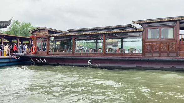 嘉兴南湖,乘画舫游红船初心地,乾隆六下江南八登烟雨楼,金庸笔下射雕英雄传郭靖比武地便源于此#江南烟雨 #嘉兴烟雨楼 #南湖红船 #嘉兴周边游 #旅游攻略