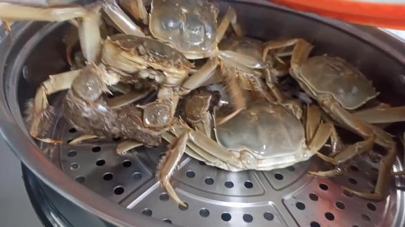 朋友在一起聚一下,就做了清蒸毛蟹、黑虎虾,水煮鱼,筒骨汤。 #海鲜美食诱惑你 #高端食材 #大闸蟹