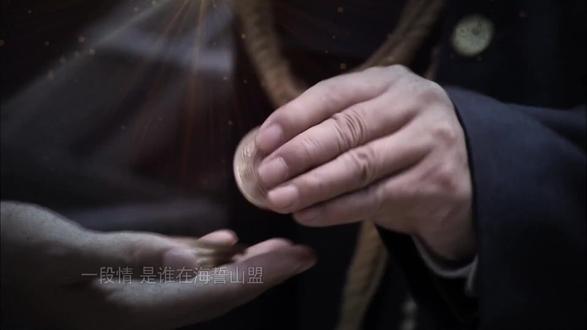 留洋学士为兄复仇,搅动云南金融风云? 在美国留学的双料学士邓天泽回昆明祭母,不幸亲眼看见哥哥被人暗杀。为查出哥哥真正死因,他被卷入云南上层军阀和各种势力的争斗中。他本想明哲保身,却发现云南的经济一蹶不振。
为了成就对父母兄长的孝悌之心,以及对全云南百姓的忠义之心,邓天泽利用所学矿冶知识,把大锡精炼成功,直接出口进入国际贸易,改变了云锡几千年来落后亏损的局面。这直接影响到法国人的利益,他们百般刁难,但邓天泽不屈不挠,终于打赢了这场“白银战争”。
他临危受命,排除万难,机智躲过国民党政府和各种势力的觊觎,把护滇银行发展成全球第五大华资银行,并使该银行在抗战和解放战争中为云南及全国的和平,鞠躬尽瘁,为全云南成就了富滇强民的历史使命。