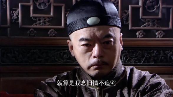 咸丰时英盗中国茶种,胡英助英种茶后杀英人逃回新疆 咸丰年间,大清国的茶叶出口,使中英贸易长期处于逆差之中,极大地损害了英国的利益。维多利亚女王为扭转局面,特别命令英国驻印度总督达尔豪西侯爵,派遣植物学家麦金农潜入中国,盗取茶树种苗和茶树种子以及招募中国的种茶工人。 湖南茶叶巨子,天泉茶庄少东家胡英与其兄胡嘉宝自北京返回湖南安化老家为其父祝寿。因误中奸人诡计,致使寿宴之日,满门遭难,胡英意外保全性命。麦金农从英国驻上海总领事处得知胡英下落,历尽千辛万苦救出他来,并带他连同茶树种苗一起偷渡出海,到了喜马拉雅山南麓的印度阿萨河谷,聘任胡英为茶叶总买办。胡英施展绝技,帮英国人种植茶叶大获成功。但胡英不愤英国皇家骑兵欺负同胞,遂杀死英人,逃回新疆。