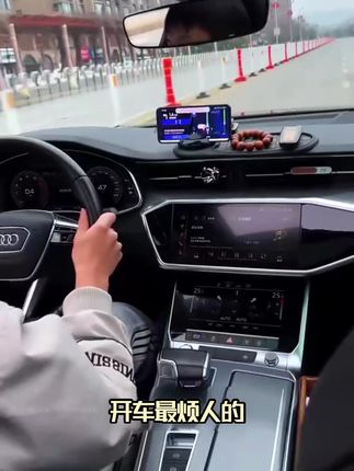 这个多功能防滑垫手机支架太实用了,防滑垫上可放小杂物,手机导航横竖屏都能放,还自带临时停车号码牌