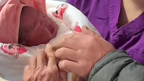 小沈为二哥生了小棉袄,二哥开心的嘴巴都笑开了花了