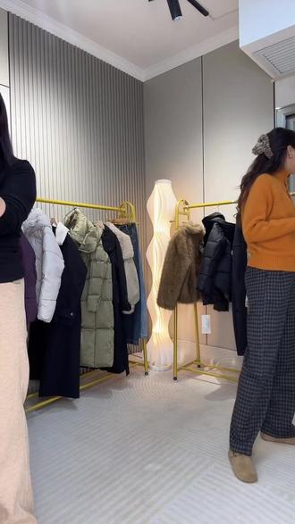 微胖女生秒变纸片人!这套装扮太藏肉了🤩 暖橘针织 + 格纹阔腿裤,120 斤也能穿出利落感!遮胯 + 显腿长,通勤约会都适配~#微胖穿搭 #秋冬显瘦 #梨形身材 #日常通勤穿搭