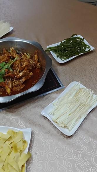 工人路王婆大虾搞事,纯虾小锅套餐骨折价!鱿鱼大虾锅香,配菜多,烩面管够,酸梅汤解腻,89.9元三人吃到撑,冲! (【退款规则】到店核销:随时可退,过期未核销自动退)#沧州美食推荐必吃的 #天冷了该吃铁锅炖了 #麻辣鱼 #河北美食排行榜 #成老灶火锅鸡