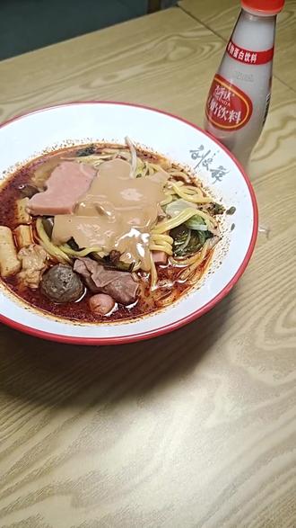 七星刘文祥黏糊麻辣烫太绝!黄粗面配午餐肉丸子,鲜豆皮裹菜叶解腻。麻酱挂勺、蒜末浇头超香。原价38现19.8,堂食外带均可,还能蹭充电宝,速冲! (【退款规则】到店核销:随时可退,过期未核销自动退)#老店 #牛肉米线 #牛肉板面 #肥肠面 #抖音美食创作者