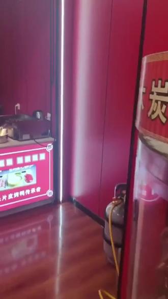 湟水河街现烤肉刺客!京味鸭寨夫人烤鸭王炸套餐,茶油烤鸡配双倍快乐,原价 79.8 元,现 33 元。可堂食打包,速冲! (【退款规则】到店核销:随时可退,过期未核销自动退)#盛江山自助餐测评 #扒鸡 #澳门美食 #盐水鸭 #兴化美食