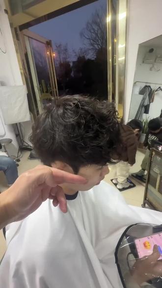 龙翔大道Mg发型定制放大招!烫染二选一仅128,原价368。托尼老师如扫地僧,效果惊艳。这价格让隔壁摇头,快冲,你就是gai上最靓崽! #前刺没烫好怎么补救 #染头 #暖棕色 #价格实惠质量好 #支持本地