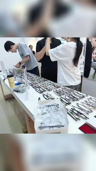 宜丰老铁注意!永和西大道拼多多配镜工厂太神了!防蓝光套餐从 167 砍到 79,高清镜片扛蓝光。镜框任选,适配方圆脸。验光师持证,售后 180 天,冲就完! #我的白大褂 #内分泌 #呼吸机 #体检 #我的真爱