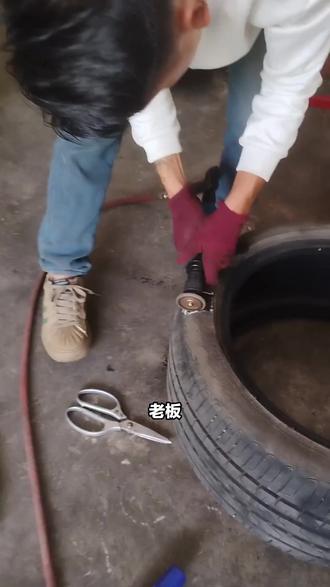 妹子车胎扎了问补胎价,邓禄普套餐 39.9,专业补胎送动平衡,省心约起! #一般汽车四轮定位多久做一次 #老车翻新 #汽修店宣传妙招 #撼路者 #卖轮胎