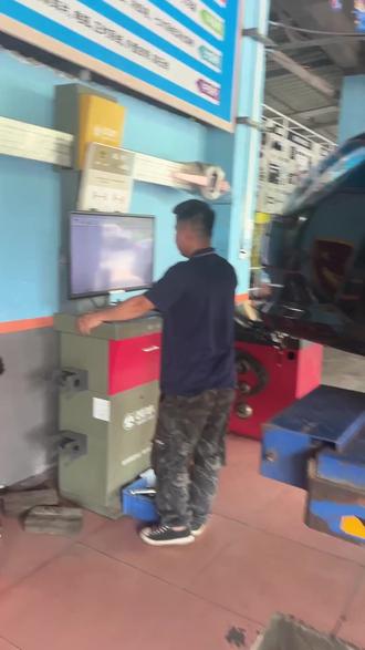 南宁老表注意!福协汽修四轮定位39元,全车型精准调校,等位有免费饮品和车位。全合成机油保养198,品质好,好评多,超省心省钱! #gps #修车男孩 #刹车油多久换一次 #机油尺怎么看正常范围 #每天一个用车知识