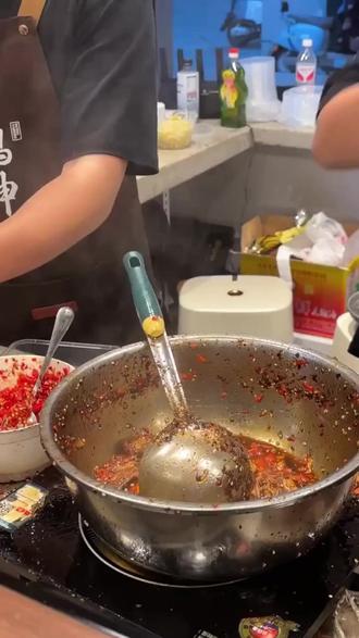 新年逛吃,砚山不是鸭神现炒辣卤别错过!新推鸭肠,13.9元抢,可堂食外带,速戳购! (【退款规则】到店核销:随时可退,过期未核销自动退)#趣胃大比拼 #抖音新春吃喝玩乐节 #牛蛙 #鸡爪有没有营养价值 #板面