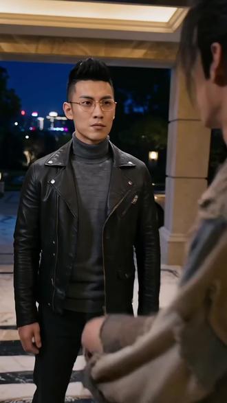 悬榜求医,治好了嫌我是乞丐 乞丐伪装的神医叶风身怀特殊体质,救下婚约千金,对抗霸道药王与武道强敌,还收获富家千金、龙组长等一众红颜,爽感拉满的都市修真好剧!#AI漫剧 #漫剧推荐