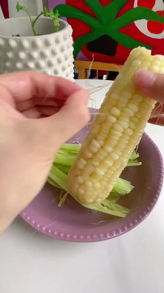 微波炉5分钟搞定香甜糯玉米!懒人封神吃法~ 谁还在大锅煮玉米等半小时啊😭
微波炉 5 分钟直接解锁巨好吃的玉米,省时又锁甜,口感绝了
划重点❗❗❗
🌽玉米要带皮且冲过水,带薄皮加热牢牢锁住水分,不会干巴巴❗
早上赶早餐、下午解馋都超合适
不用守锅不用换水,转身刷个手机就能吃
减脂期当主食也超友好,饱腹感拉满
懒人速食天花板,有微波炉一定要试!
#微波炉美食 #懒人食谱 #微波炉玉米 #减脂主食 #快手早餐