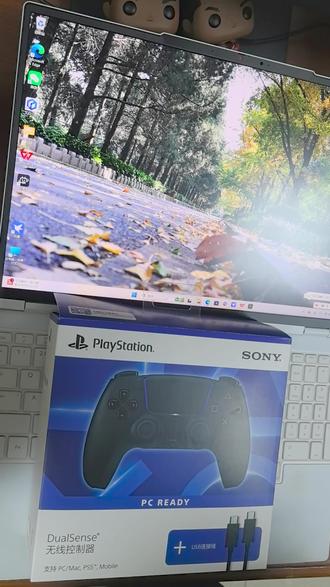 PS5 DualSense新款PCREADY手柄开箱 该套装包含午夜黑配色的 DualSense 无线控制器本体、一根 USB‑C 转 USB‑C 数据线及使用说明书,手柄规格与标准版完全一致,内置 1560mAh 电池,支持蓝牙无线与 USB‑C 有线连接,具备触觉反馈、自适应扳机等核心功能。
兼容性方面,这款 PC READY 套装手柄可适配 PS5 主机、Windows PC、Mac 及移动设备,在 PC 端可通过 PlayStation Accessories 应用更新固件,也支持 PS Remote Play 串流游戏,满足跨平台使用需求。#ps5手柄
