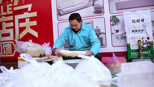 在金溪,街头随处可见地方特色美食,非遗美食藕丝糖##