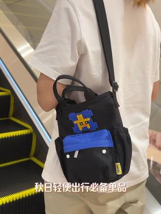 {年龄}每次都抢着背出门的斜挎包,妈妈再不担心水壶忘记带了