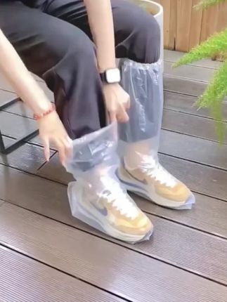 现在下雨天出门不怕鞋子湿 漉漉的了!这种一次性防水 鞋套真的很方便!耐磨防滑 真的好用#防水鞋套 #防雨