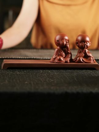 人闲心静,便胜却人间无数,禅意四不小沙弥,它不仅是一款摆件,更是一种生活的态度。#小摆件治愈系 #禅意小和尚摆件 #器物之美 #四不小和尚 #茶桌茶台装饰摆件