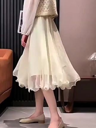 这双 V 口奶奶鞋,是时尚与实用的完美融合。