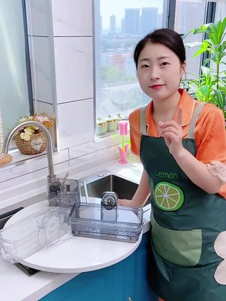 洗碗池旁的墙面位置别空着了,装个吸盘的收纳架,可以把洗过刷、海绵擦收纳上墙,自带沥水盘干净卫生#水槽沥水篮