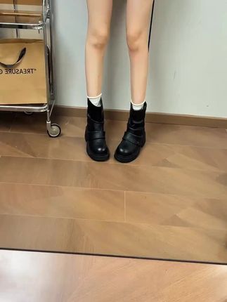 挖到宝了软乎乎的博肯短靴颜色百搭又高级~上脚颜值拉满出门随意搭配都很有范,圆头很显乖巧可爱,软底软面超舒服