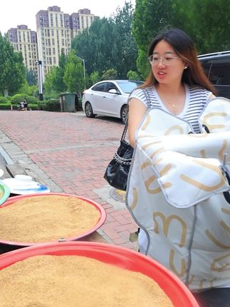 我敢说大部分人都没吃过我们山东的芝麻盐,入口焦香四溢,盼了一年的 #沂蒙山农家芝麻盐 终于上架了!