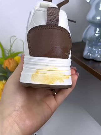 经常穿鞋又懒得刷鞋就用这个 擦鞋湿巾 自带清洁液,擦得干净还不伤鞋