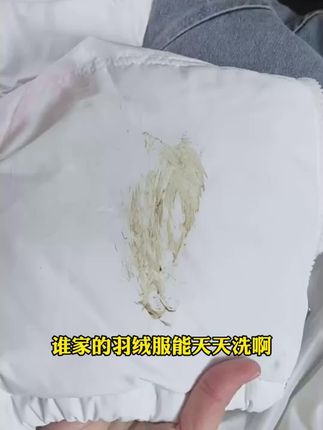 冬天羽绒服领口、袖口容易脏,千万别每天都洗,用它擦一擦,擦的干净还不留印子,太实用了 #羽绒服清洁湿巾