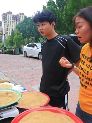 这个东西啊,不是吃不起,而是吃不到,就是这个超下饭的芝麻盐,它产自我们沂蒙山,出了名好吃,一口下去,满口焦香!