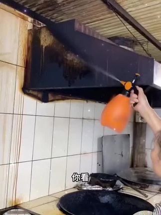 家人们,这个清洁剂针对浴室的玻璃、浴缸、洗手盆 、瓷砖、马桶都特别好用,你们也试试吧#草酸清洁剂