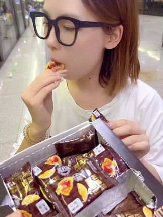 铺满了龙虾尾的披萨饼干也太好吃了吧!香浓酥脆 真的越嚼越香~#披萨饼干#又香又酥又