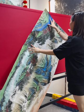 山为福,水为秀。青绿点染时,笔尖要含水分,让颜色自然晕开,愿你我心中,永远有一座云雾缭绕的青山。