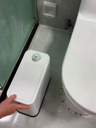 卫生间小的可以试试这款 #窄缝垃圾桶 按压开盖的设计,扔垃圾方便还不会外漏 #垃圾桶 #卫生间好物 #夹缝垃圾桶