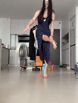 摆脱路人感的出片穿搭,这款踩屎感透明高跟凉鞋,让你气质一整夏