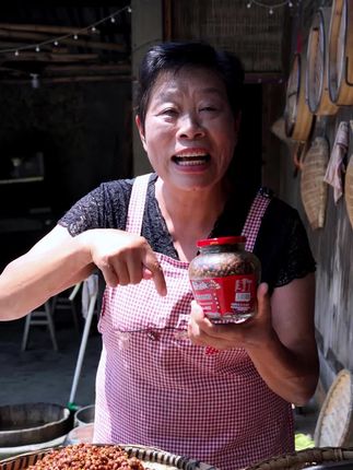 我今天就给老乡介绍下我们的风味麻辣豆豉下饭既可以吃