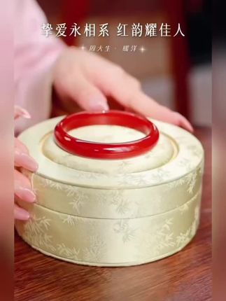 送给妈妈,红裹着福,镯绕腕间,喜乐浓。#周大生玉石旗舰店#周大生玉手镯#周大生#送礼佳品